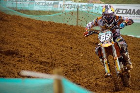 太阳发挥出色，客场赢得激烈比赛，太阳发出亮光扩句至少扩两处