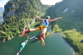 开运app官网-“德甲战火再升，豪门球队稳步推进”，德甲土豪球队